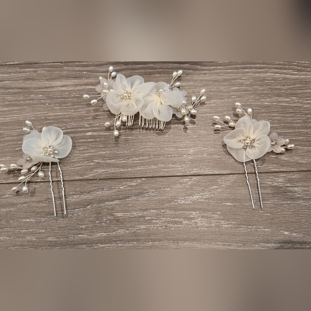 Elegant White Floral Hair Comb